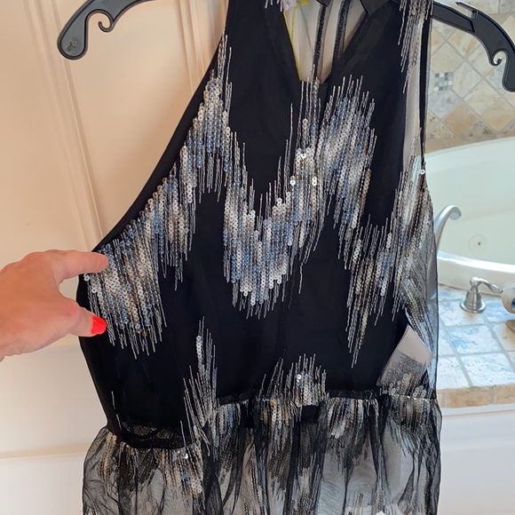 Black sleeveless sequin top. - Picture 5 of 6